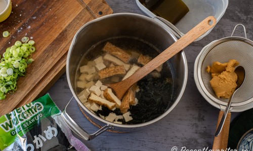 Vattnet från kombu tången kokas upp med dashi fiskbuljong och sedan tillsätts friterad tofu, tärnad tofu och wakame alger. 