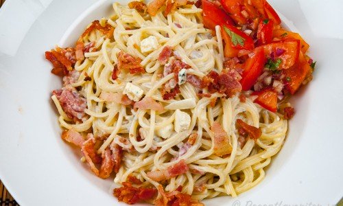 Möglig pasta med bacon och mögelost eller ädelost