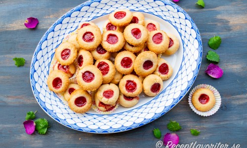 Jordgubbsgrottor bakade med mördeg