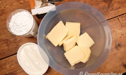 Ingredienserna till frostingen - mjukt smör, florsocker, färskost och vaniljsocker. 