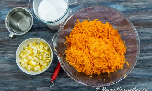 Ingredienser till morotsmarmeladen: hackad citron, vatten, socker och rivna morötter. 
