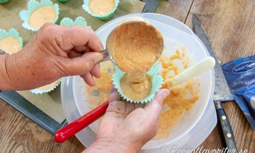 Muffinssmet fylls i formar