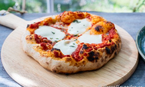 Min Napoletanska pizzadeg fluffar upp fint i kanterna. 