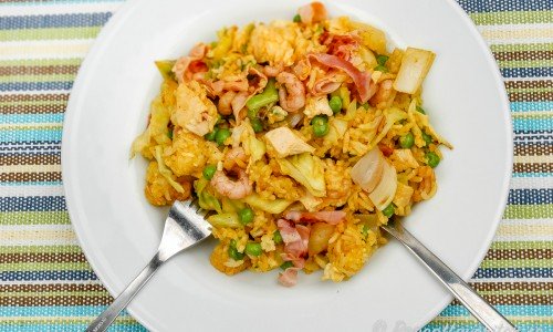 Nasi Goreng en slags pytt med ris som steks med många olika ingredienser - vanligt är curry och chili samt kött, räkor och grönsaker som strimlad kål. 