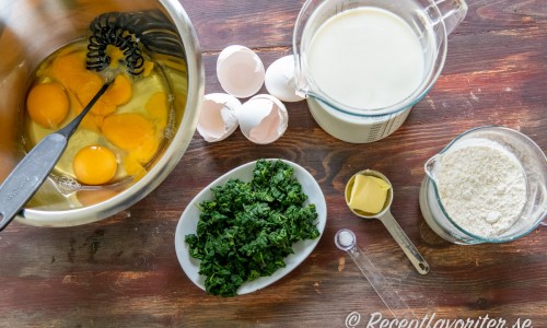 Ingredienser till nässelpannkakorna: ägg, förvällda hackad nässlor; mjölk, vetemjöl, smält smör och salt. 