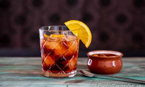Negroni är en klassisk cocktail med röd färg från campari och röd vermouth. 