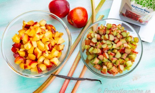 Ingredienser till marmeladen - nektariner och rabarber samt syltsocker. 