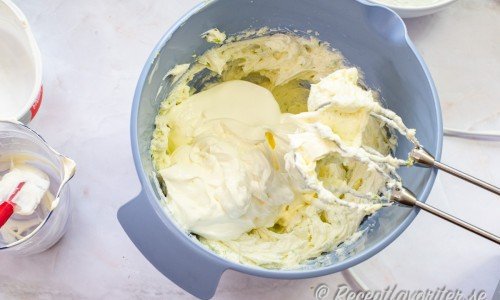 Tillsätt crème fraiche och rör ihop. 