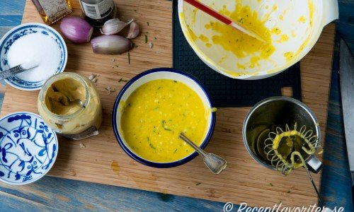 Mosa sönder och vispa ihop äggen med övriga ingredienser med lite olja i början och sedan mer olja lite i taget till en majonnäs-liknande sås. 