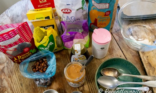 Några ingredienser till nötsmörsbakad müsli 