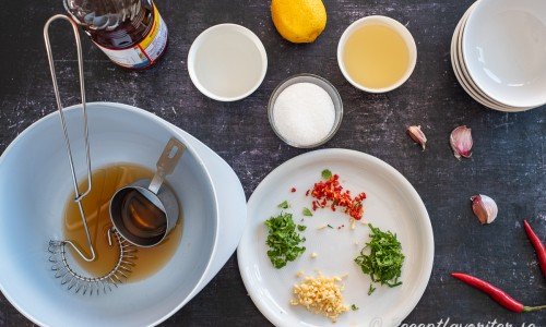 Ingredienser till Nouc cham dressing: sesamolja, fisksås, vatten, citron, socker, chili, färsk koriander, vitlök och mynta. 