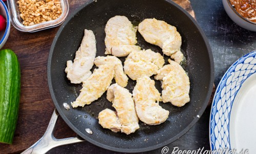 Stek kycklingbitarna i lite olja på båda sidor. Sätt åt sidan att svalna. 