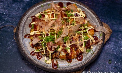 Okonomiyaki grönsakspannkaka är en slags pannkaka eller omelett med grönsaker som toppas med okonomiyaki-sås, japansk majonnäs, katsuobushi torkad fisk och salladslök.  