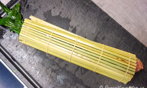 Använder du hel spenat kan du använda en bambumatta eller sushimatta och klämma ur vatten med. 