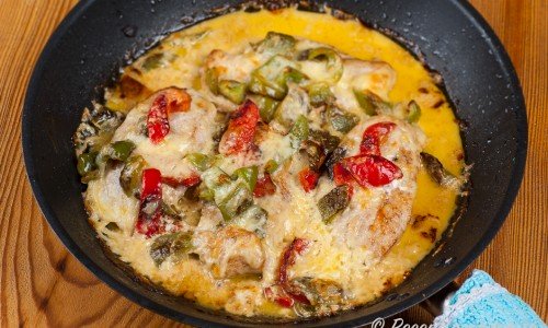 Bryn kycklingen och paprika samt laga klart i ugnen med grädde och ost. Sås och gottis i ett. 