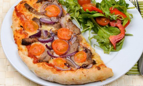 Oxfilépizza passar med en blandad grönsallad med röd paprika och tomat till. Eller hemgjord pizzasallad. Man kan också toppa pizzan med Bearnaisesås eller vitlökssås. 