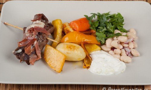 Serverade med rostad paprika, potatis, kålrot samt morot; sallad med vita bönor och ruccola samt en tzatziki.