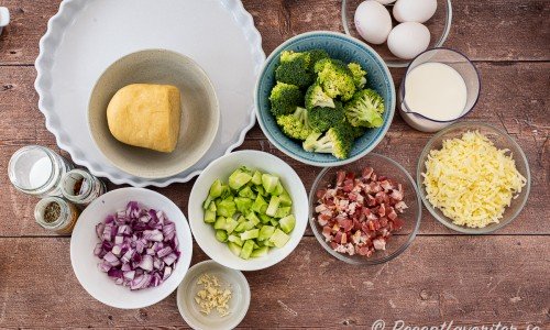Till pajen behöver du pajdeg, salt, peppar, chiliflakes, rödlök, vitlök, broccoli, bacon, ägg, mjölk och riven ost. 