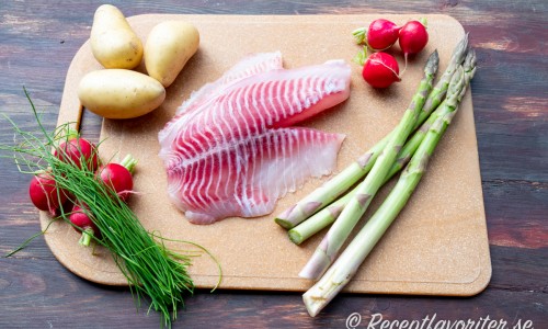 Några av ingredienserna till fisken: rädisor, potatis, rödstrimma och sparris. 
