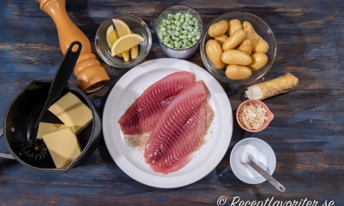 Ingredienser till fisken: Rödstrimma, grahamsmjöl, smör, vitpeppar, citron, gröna ärtor, delikatesspotatis, pepparrot och salt.  