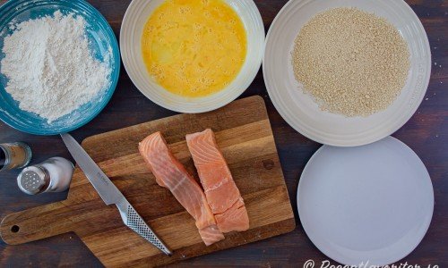 Ingredienser till paneringen: vetemjöl, salt och vitpeppar; ägg och panko ströbröd. 