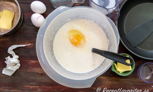 Blanda ihop vetemjöl, mjölk, salt och vispa i äggen. 