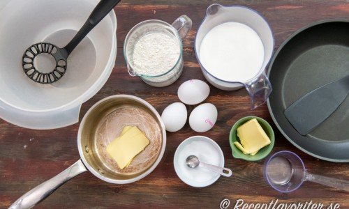 Ingredienser till pannkakorna: Smör, vetemjöl, ägg, mjölk och salt. 