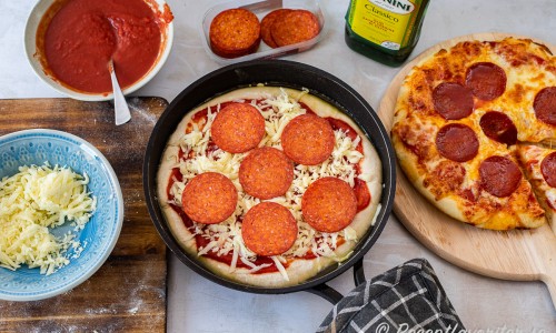 Lägg på valfria toppings. Jag tog pepperoni salami. Du kan ta fler skivor om du vill - de krymper när man gräddar pizzan. 