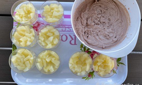 Päronen fördelade i glas/skålar och vispad mint- och chokladgrädde i bunke.  