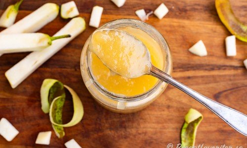 Päronmos kokar du av tärnade päron och så i med socker efter smak. 