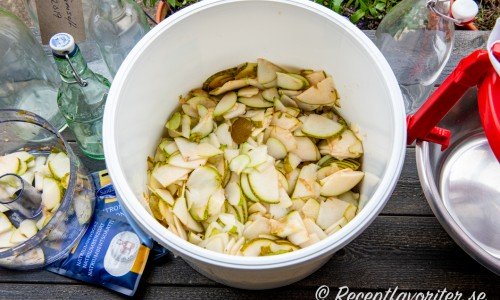 Skär eller riv päronen  i bitar och laka ur smaken i vatten. 