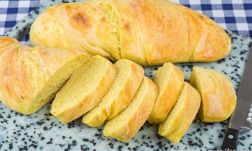 Gult bröd i skivor till påsk och buffé