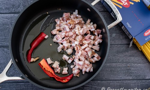 Lägg chili, fläsk och olivolja i en stor panna med höga kanter. 