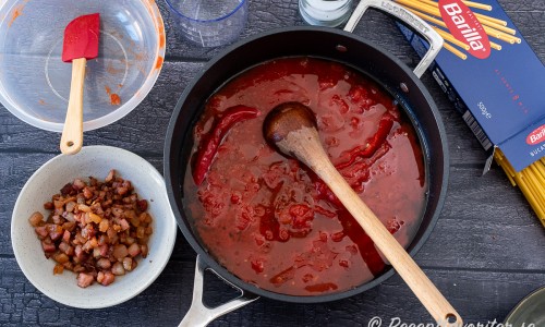 Tillsätt tomat samt chili till pannan med fett och koka under lock i 15 minuter. 