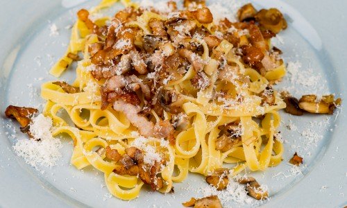 Pasta med fläsk, svamp och parmesan på tallrik