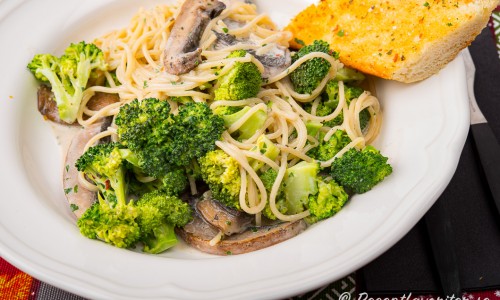 Pasta med broccoli på tallrik