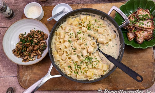 Vänd i kokt pasta i såsen och blanda. Toppa med gräslök och parmesanost. 