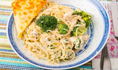 Pasta med kyckling och broccoli i tallrik