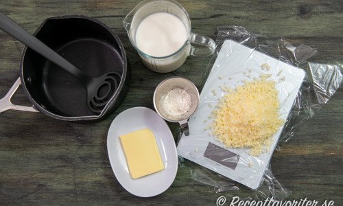Till ostsåsen behöver du smör, vetemjöl, mjölk och riven ost samt eventuellt lite riven parmesan. 