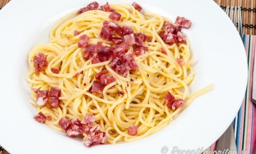 Pasta - här spagetti - med tärnad god salami, chili och vitlök i olja. 