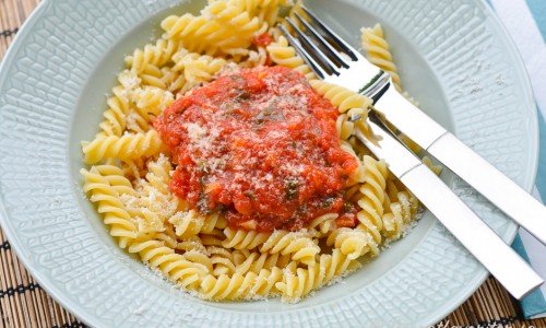Hemkokt tomatsås passar med all sorts pasta - skruvar, penna, spagetti eller tagliatelle. 