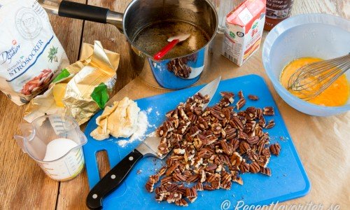 Ingredienser till pekanpaj - pekannötter, sirap, farinsocker, ägg, smör och vaniljsocker bland annat. 