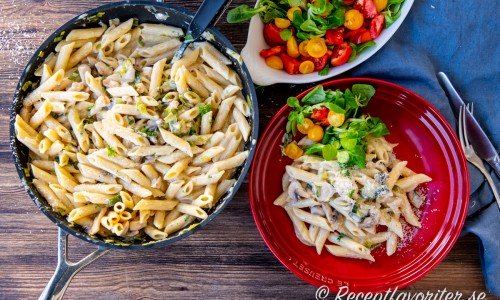 Krämig och god penne pasta med kycklingfilé, svamp, grädde, vitt vin och parmesan. 