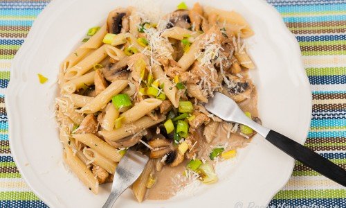 Penne pasta med viltfilé, purjolök, vitlök och svamp som champinjon i gräddig sås toppad med parmesanost. 