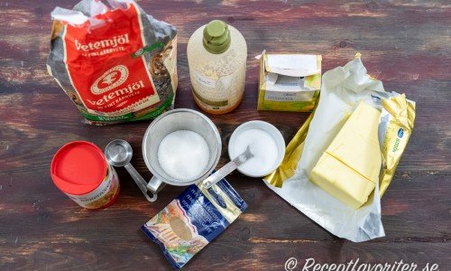 Ingredienser till pepparkakssnittarna: Vetemjöl, sirap, vaniljsocker, smör, salt, socker, pepparkakskryddor och bakpulver. 