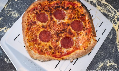 Nybakt pepperonipizza från pizzaugn. 