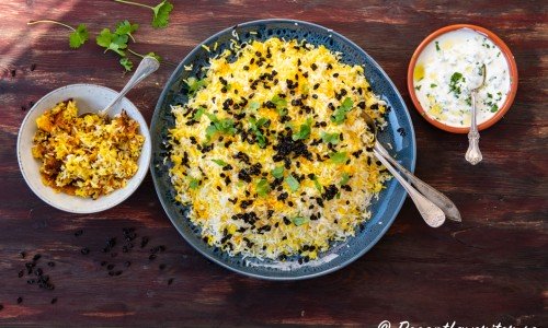 Persiskt ris med tahdig och yoghurtsås vid sidan