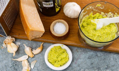 Ingredienser till peston på skärbräda