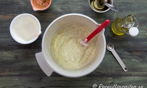 Gör såsen genom att blanda pesto, crème fraiche samt olivolja. 