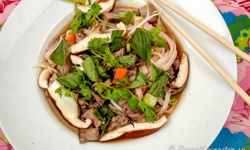 Pho-soppa med kött och massor av färsk koriander, chili och thaibasilika. 